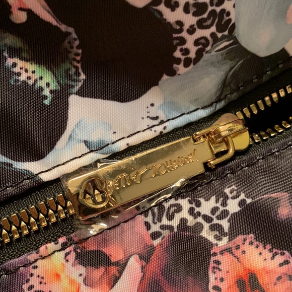 BETSEY JOHNSON. Leo/Blk XORUBY. Beautiful floral Overnight bag. - Picture 8 of 10